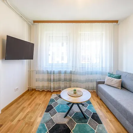 Bright & Modern - Citycenter Apartament *